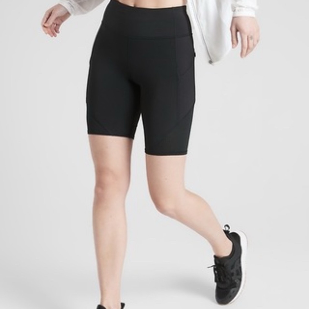 Athleta Contender 9’ shorts Size Small
